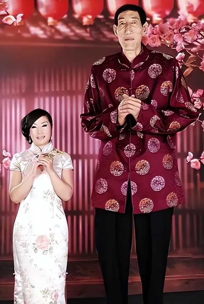 他是中国第一巨人，比姚明高10厘米，娶了一个比自己小28岁的女孩