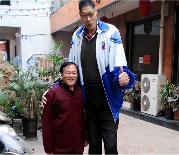 “亚洲第一高人”张俊才：身高2.42米,25年前娶重庆姑娘,如今怎样